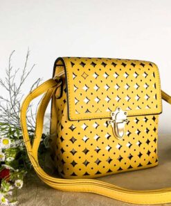 Poseta Adriana galbenă vibrantă, cu accente retro-modern și detalii rafinate