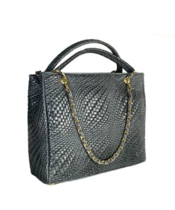 Călătorește cu stil și funcționalitate cu geanta de umăr din piele Anca. Cu dimensiuni generoase de 32x22x10cm și o gamă bogată de culori, această geantă îți oferă spațiu suficient pentru toate nevoile tale zilnice.