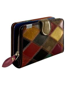 Descoperă eleganța și rafinamentul cu noul Portofel pentru Damă din Piele Mat, o bijuterie în multicolor, cu un aspect mat subtil. Realizat cu migală din bucăți de piele colorate dispuse în formă de romb, acest portofel impresionează prin designul său sofisticat.